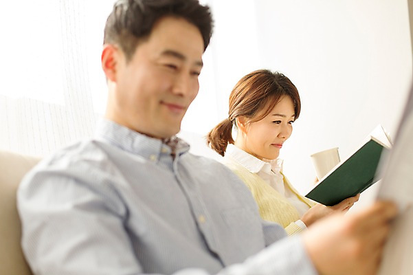 포토 JPG 스튜디오촬영 라이프스타일 부부 여자 남자 커피 40대 중년 모션 중년라이프 휴식 실내 미소 들기 사람 앉기 동양인 상반신 성인 두명 옆모습 책 소파 한국인 신문 읽기 중년부부 중년만 성인만 국내포토 커플 음료 뷰포인트 컨셉 의자 표정 인종 내부 생활 간행물 뉴스 파일형식