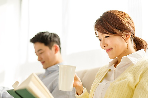 포토 JPG 스튜디오촬영 라이프스타일 부부 여자 남자 커피 40대 중년 모션 중년라이프 휴식 실내 미소 들기 사람 앉기 동양인 상반신 성인 두명 옆모습 책 소파 한국인 신문 읽기 중년부부 중년만 성인만 국내포토 커플 음료 뷰포인트 컨셉 의자 표정 인종 내부 생활 간행물 뉴스 파일형식