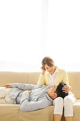 포토 JPG 스튜디오촬영 라이프스타일 부부 여자 남자 40대 중년 모션 중년라이프 휴식 실내 미소 사람 앉기 동양인 상반신 성인 두명 앞모습 소파 눕기 한국인 중년부부 중년만 성인만 국내포토 커플 뷰포인트 컨셉 의자 표정 인종 내부 생활 파일형식