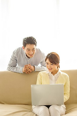 포토 JPG 스튜디오촬영 라이프스타일 부부 응시 여자 남자 40대 중년 모션 중년라이프 휴식 실내 서기 미소 들기 사람 앉기 동양인 상반신 성인 두명 앞모습 노트북 한국인 웹서핑 중년부부 중년만 성인만 국내포토 커플 시선 뷰포인트 컨셉 표정 인종 내부 생활 전자제품 파일형식