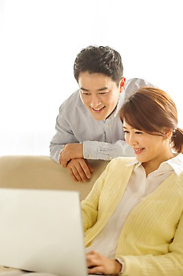 포토 JPG 스튜디오촬영 라이프스타일 부부 여자 남자 40대 중년 모션 중년라이프 휴식 실내 서기 미소 들기 사람 앉기 동양인 상반신 성인 두명 노트북 소파 한국인 웹서핑 중년부부 중년만 성인만 국내포토 커플 컨셉 의자 표정 인종 내부 생활 전자제품 파일형식