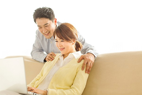 포토 JPG 스튜디오촬영 라이프스타일 부부 여자 남자 40대 중년 모션 중년라이프 휴식 실내 서기 미소 들기 사람 앉기 동양인 손짓 상반신 성인 두명 옆모습 노트북 소파 손들기 한국인 웹서핑 중년부부 중년만 성인만 국내포토 커플 뷰포인트 컨셉 의자 표정 인종 내부 생활 전자제품 파일형식