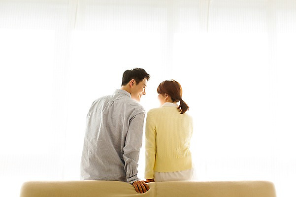 포토 JPG 스튜디오촬영 라이프스타일 부부 여자 남자 40대 중년 모션 중년라이프 휴식 실내 미소 사람 앉기 동양인 상반신 성인 두명 뒷모습 소파 다정 한국인 중년부부 중년만 성인만 국내포토 커플 뷰포인트 컨셉 의자 표정 인종 내부 생활 파일형식