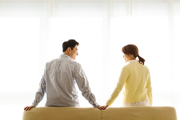 포토 JPG 스튜디오촬영 라이프스타일 부부 여자 남자 40대 중년 모션 중년라이프 휴식 실내 미소 사람 앉기 동양인 상반신 성인 두명 뒷모습 소파 마주보기 손잡기 다정 한국인 중년부부 중년만 성인만 국내포토 커플 뷰포인트 컨셉 의자 표정 인종 내부 생활 파일형식