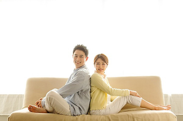 포토 JPG 스튜디오촬영 전신 라이프스타일 부부 여자 남자 40대 중년 모션 중년라이프 휴식 실내 미소 사람 앉기 동양인 성인 두명 옆모습 소파 다정 한국인 등맞대기 중년부부 중년만 성인만 국내포토 커플 뷰포인트 컨셉 의자 표정 인종 내부 생활 파일형식