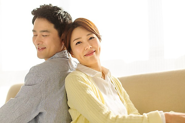 포토 JPG 스튜디오촬영 라이프스타일 부부 여자 남자 40대 중년 모션 중년라이프 휴식 실내 미소 사람 앉기 동양인 상반신 성인 두명 옆모습 소파 눈감음 한국인 등맞대기 중년부부 중년만 성인만 국내포토 커플 뷰포인트 컨셉 의자 표정 인종 내부 생활 파일형식