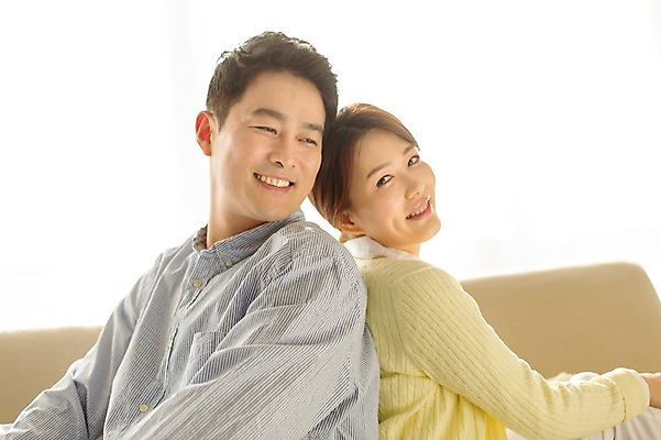 포토 JPG 스튜디오촬영 라이프스타일 부부 여자 남자 40대 중년 모션 중년라이프 휴식 실내 미소 사람 앉기 동양인 상반신 성인 두명 옆모습 소파 다정 한국인 등맞대기 중년부부 중년만 성인만 국내포토 커플 뷰포인트 컨셉 의자 표정 인종 내부 생활 파일형식