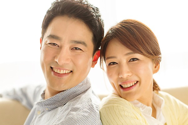 포토 JPG 스튜디오촬영 라이프스타일 부부 여자 남자 40대 중년 모션 중년라이프 휴식 실내 미소 사람 앉기 동양인 상반신 성인 두명 옆모습 소파 다정 한국인 등맞대기 중년부부 중년만 성인만 국내포토 커플 뷰포인트 컨셉 의자 표정 인종 내부 생활 파일형식