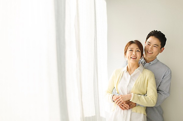 포토 JPG 스튜디오촬영 라이프스타일 부부 여자 남자 40대 중년 모션 중년라이프 휴식 실내 서기 미소 사람 동양인 상반신 성인 두명 앞모습 다정 한국인 창가 중년부부 백허그 중년만 성인만 국내포토 커플 뷰포인트 컨셉 창문 포옹 표정 인종 내부 생활 파일형식