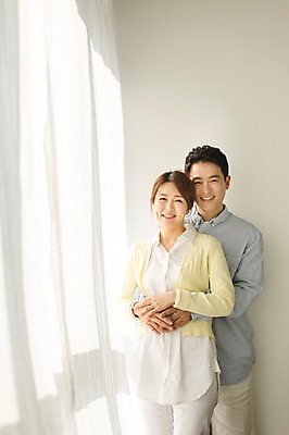 포토 JPG 스튜디오촬영 라이프스타일 부부 여자 남자 40대 중년 모션 중년라이프 휴식 실내 서기 미소 사람 동양인 손짓 상반신 성인 두명 앞모습 다정 한국인 창가 중년부부 백허그 중년만 성인만 국내포토 커플 뷰포인트 컨셉 창문 포옹 표정 인종 내부 생활 파일형식