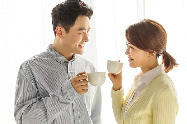 포토 JPG 스튜디오촬영 라이프스타일 부부 여자 남자 커피 40대 중년 모션 중년라이프 휴식 실내 서기 미소 들기 사람 동양인 상반신 성인 두명 옆모습 마주보기 한국인 머그컵 창가 중년부부 중년만 성인만 국내포토 커플 음료 뷰포인트 컨셉 창문 표정 인종 내부 생활 컵 파일형식