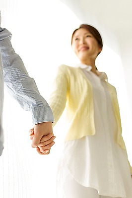 포토 JPG 스튜디오촬영 라이프스타일 부부 여자 남자 로우앵글 40대 중년 모션 중년라이프 휴식 실내 미소 사람 동양인 손짓 상반신 성인 두명 신체부위 손잡기 한국인 중년부부 팔 중년만 성인만 국내포토 커플 뷰포인트 컨셉 표정 인종 내부 생활 파일형식