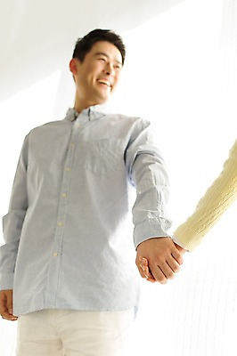 포토 JPG 스튜디오촬영 라이프스타일 부부 여자 남자 로우앵글 40대 중년 모션 중년라이프 휴식 실내 미소 사람 동양인 손짓 상반신 성인 두명 신체부위 손잡기 한국인 중년부부 팔 중년만 성인만 국내포토 커플 뷰포인트 컨셉 표정 인종 내부 생활 파일형식