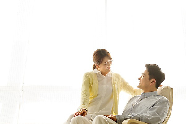 포토 JPG 스튜디오촬영 라이프스타일 부부 여자 남자 40대 중년 의자 모션 중년라이프 휴식 실내 미소 사람 앉기 동양인 상반신 성인 두명 앞모습 옆모습 마주보기 한국인 중년부부 중년만 성인만 국내포토 커플 뷰포인트 가구 컨셉 표정 인종 내부 생활 파일형식