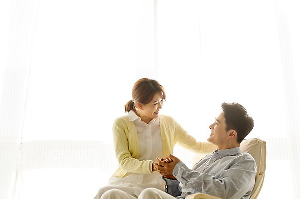 포토 JPG 스튜디오촬영 라이프스타일 부부 여자 남자 40대 중년 의자 모션 중년라이프 휴식 실내 미소 사람 앉기 동양인 상반신 성인 두명 앞모습 옆모습 마주보기 손잡기 한국인 중년부부 중년만 성인만 국내포토 커플 뷰포인트 가구 컨셉 표정 인종 내부 생활 파일형식