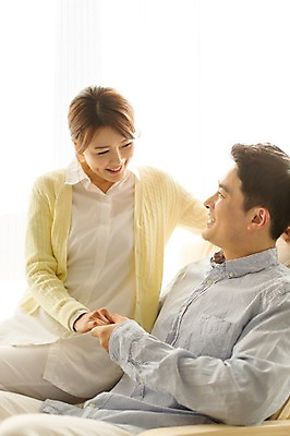 포토 JPG 스튜디오촬영 라이프스타일 부부 여자 남자 40대 중년 모션 중년라이프 휴식 실내 미소 사람 앉기 동양인 상반신 성인 두명 앞모습 옆모습 마주보기 손잡기 한국인 중년부부 중년만 성인만 국내포토 커플 뷰포인트 컨셉 표정 인종 내부 생활 파일형식