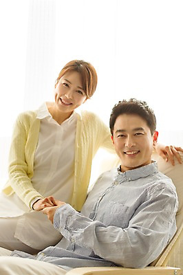 포토 JPG 스튜디오촬영 라이프스타일 부부 여자 남자 40대 중년 의자 모션 중년라이프 휴식 실내 미소 사람 앉기 동양인 손짓 상반신 성인 두명 앞모습 손잡기 다정 한국인 중년부부 중년만 성인만 국내포토 커플 뷰포인트 가구 컨셉 표정 인종 내부 생활 파일형식