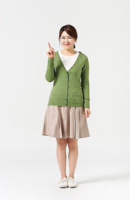 포토 JPG 스튜디오촬영 전신 라이프스타일 여자 40대 모션 중년라이프 실내 한명 서기 미소 사람 손짓 성인 앞모습 캐주얼 한국인 가리킴 중년여자한명만 국내포토 1 옷 뷰포인트 중년 표정 동양인 내부 생활 여자한명만 중년여자만 파일형식