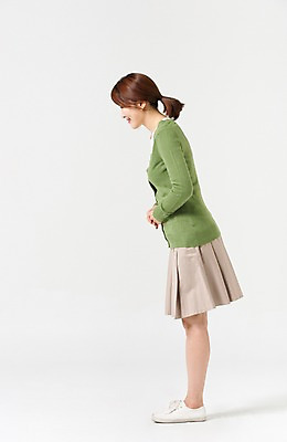 포토 JPG 스튜디오촬영 전신 라이프스타일 여자 40대 모션 중년라이프 실내 한명 서기 미소 사람 성인 옆모습 캐주얼 한국인 예절 인사 중년여자한명만 국내포토 1 옷 뷰포인트 중년 표정 동양인 내부 생활 여자한명만 중년여자만 파일형식