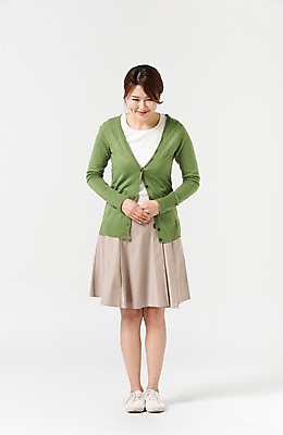 포토 JPG 스튜디오촬영 전신 라이프스타일 여자 40대 모션 중년라이프 실내 한명 서기 미소 사람 손짓 성인 앞모습 캐주얼 한국인 인사 손모으기 중년여자한명만 국내포토 1 옷 뷰포인트 중년 표정 동양인 내부 생활 예절 여자한명만 중년여자만 파일형식