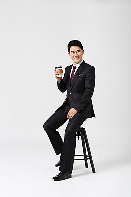 포토 JPG 스튜디오촬영 전신 라이프스타일 남자 커피 40대 의자 비즈니스 모션 중년라이프 실내 한명 미소 들기 사람 앉기 정장 성인 앞모습 한국인 비즈니스맨 중년남자한명만 국내포토 1 옷 음료 뷰포인트 중년 가구 표정 동양인 내부 생활 직장인 남자한명만 중년남자만 파일형식