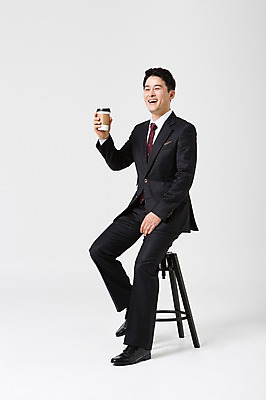 포토 JPG 스튜디오촬영 전신 라이프스타일 남자 커피 40대 의자 비즈니스 모션 중년라이프 실내 한명 미소 들기 사람 앉기 정장 성인 앞모습 한국인 비즈니스맨 중년남자한명만 국내포토 1 옷 음료 뷰포인트 중년 가구 표정 동양인 내부 생활 직장인 남자한명만 중년남자만 파일형식