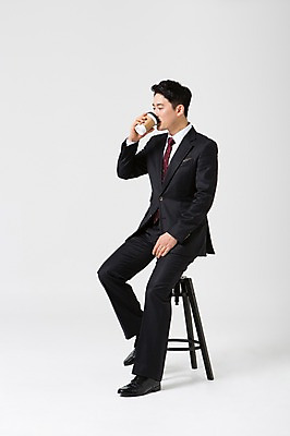 포토 JPG 스튜디오촬영 전신 라이프스타일 남자 커피 40대 의자 비즈니스 모션 중년라이프 실내 한명 들기 사람 앉기 정장 성인 옆모습 한국인 마시기 비즈니스맨 중년남자한명만 국내포토 1 옷 음료 뷰포인트 중년 가구 동양인 내부 생활 직장인 남자한명만 중년남자만 파일형식