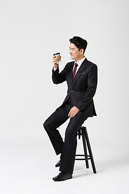 포토 JPG 스튜디오촬영 전신 라이프스타일 남자 커피 40대 의자 비즈니스 모션 중년라이프 실내 한명 들기 사람 앉기 정장 성인 옆모습 한국인 비즈니스맨 중년남자한명만 국내포토 1 옷 음료 뷰포인트 중년 가구 동양인 내부 생활 직장인 남자한명만 중년남자만 파일형식