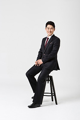 포토 JPG 스튜디오촬영 전신 라이프스타일 남자 40대 의자 비즈니스 모션 중년라이프 실내 한명 미소 사람 앉기 정장 성인 옆모습 한국인 비즈니스맨 중년남자한명만 국내포토 1 옷 뷰포인트 중년 가구 표정 동양인 내부 생활 직장인 남자한명만 중년남자만 파일형식
