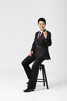 포토 JPG 스튜디오촬영 전신 라이프스타일 남자 40대 의자 비즈니스 모션 중년라이프 실내 한명 미소 사람 앉기 정장 손짓 성인 앞모습 한국인 가리킴 비즈니스맨 중년남자한명만 국내포토 1 옷 뷰포인트 중년 가구 표정 동양인 내부 생활 직장인 남자한명만 중년남자만 파일형식