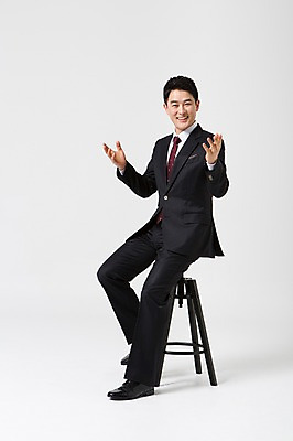 포토 JPG 스튜디오촬영 전신 라이프스타일 남자 40대 의자 비즈니스 모션 중년라이프 실내 한명 미소 사람 앉기 정장 손짓 성인 앞모습 한국인 비즈니스맨 중년남자한명만 국내포토 1 옷 뷰포인트 중년 가구 표정 동양인 내부 생활 직장인 남자한명만 중년남자만 파일형식