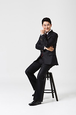 포토 JPG 스튜디오촬영 전신 라이프스타일 남자 40대 의자 비즈니스 모션 중년라이프 실내 한명 미소 사람 앉기 정장 손짓 성인 옆모습 한국인 비즈니스맨 중년남자한명만 국내포토 1 옷 뷰포인트 중년 가구 표정 동양인 내부 생활 직장인 남자한명만 중년남자만 파일형식