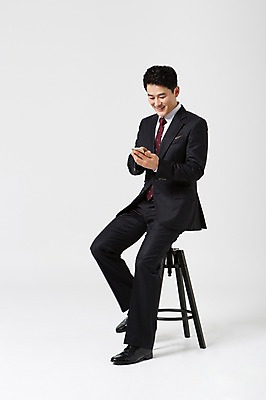 포토 JPG 스튜디오촬영 전신 라이프스타일 남자 40대 의자 비즈니스 모션 중년라이프 실내 한명 미소 들기 사람 앉기 정장 성인 옆모습 스마트폰 한국인 비즈니스맨 중년남자한명만 국내포토 1 옷 뷰포인트 중년 가구 표정 동양인 내부 생활 핸드폰 스마트기기 직장인 남자한명만 중년남자만 파일형식