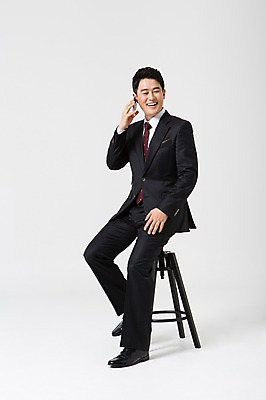 포토 JPG 스튜디오촬영 전신 라이프스타일 남자 40대 비즈니스 모션 중년라이프 실내 한명 미소 들기 사람 앉기 정장 성인 앞모습 스마트폰 한국인 비즈니스맨 통화 중년남자한명만 국내포토 1 옷 뷰포인트 중년 표정 동양인 내부 생활 핸드폰 스마트기기 직장인 남자한명만 중년남자만 파일형식
