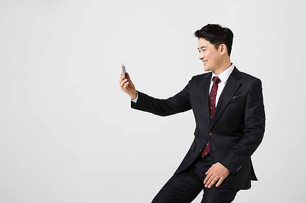 포토 JPG 스튜디오촬영 라이프스타일 응시 남자 40대 비즈니스 모션 중년라이프 실내 한명 미소 들기 사람 앉기 정장 상반신 성인 옆모습 스마트폰 한국인 비즈니스맨 중년남자한명만 국내포토 1 시선 옷 뷰포인트 중년 표정 동양인 내부 생활 핸드폰 스마트기기 직장인 남자한명만 중년남자만 파일형식