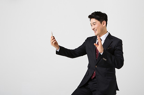 포토 JPG 스튜디오촬영 라이프스타일 남자 40대 비즈니스 모션 중년라이프 실내 한명 미소 들기 사람 앉기 정장 상반신 성인 옆모습 스마트폰 한국인 비즈니스맨 손인사 화상통화 중년남자한명만 국내포토 1 옷 뷰포인트 중년 표정 동양인 내부 생활 핸드폰 스마트기기 인사 직장인 통화 남자한명만 중년남자만 파일형식