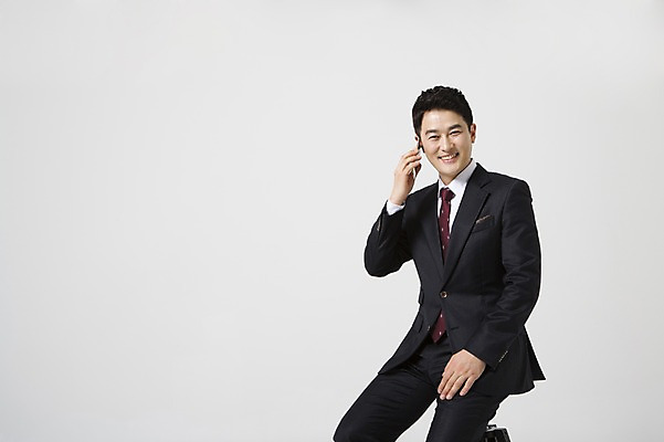 포토 JPG 스튜디오촬영 라이프스타일 남자 40대 비즈니스 모션 중년라이프 실내 한명 미소 들기 사람 앉기 정장 상반신 성인 앞모습 스마트폰 한국인 비즈니스맨 통화 중년남자한명만 국내포토 1 옷 뷰포인트 중년 표정 동양인 내부 생활 핸드폰 스마트기기 직장인 남자한명만 중년남자만 파일형식