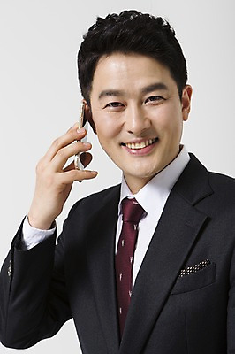 포토 JPG 스튜디오촬영 라이프스타일 남자 40대 비즈니스 모션 중년라이프 실내 한명 미소 들기 사람 정장 상반신 성인 앞모습 스마트폰 한국인 비즈니스맨 통화 중년남자한명만 국내포토 1 옷 뷰포인트 중년 표정 동양인 내부 생활 핸드폰 스마트기기 직장인 남자한명만 중년남자만 파일형식