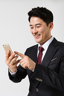 포토 JPG 스튜디오촬영 라이프스타일 남자 40대 비즈니스 모션 중년라이프 실내 한명 미소 들기 사람 앉기 정장 손짓 상반신 성인 옆모습 스마트폰 터치 한국인 비즈니스맨 중년남자한명만 국내포토 1 옷 뷰포인트 중년 표정 동양인 내부 생활 핸드폰 스마트기기 직장인 남자한명만 중년남자만 파일형식
