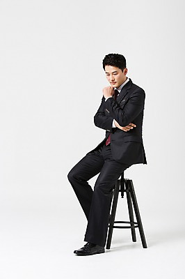 포토 JPG 스튜디오촬영 전신 라이프스타일 남자 40대 의자 비즈니스 모션 중년라이프 실내 한명 사람 앉기 정장 손짓 성인 옆모습 한국인 비즈니스맨 고민 중년남자한명만 국내포토 1 옷 감정 뷰포인트 중년 가구 동양인 내부 생활 직장인 남자한명만 중년남자만 파일형식
