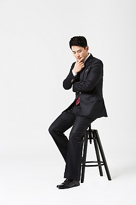 포토 JPG 스튜디오촬영 전신 라이프스타일 남자 40대 생각 의자 비즈니스 모션 중년라이프 실내 한명 사람 앉기 정장 손짓 성인 옆모습 한국인 비즈니스맨 고민 중년남자한명만 국내포토 1 옷 감정 뷰포인트 중년 가구 동양인 내부 생활 직장인 남자한명만 중년남자만 파일형식