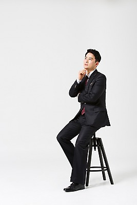 포토 JPG 스튜디오촬영 전신 라이프스타일 응시 남자 40대 생각 의자 비즈니스 모션 중년라이프 실내 한명 사람 앉기 정장 손짓 성인 옆모습 한국인 비즈니스맨 고민 중년남자한명만 국내포토 1 시선 옷 감정 뷰포인트 중년 가구 동양인 내부 생활 직장인 남자한명만 중년남자만 파일형식