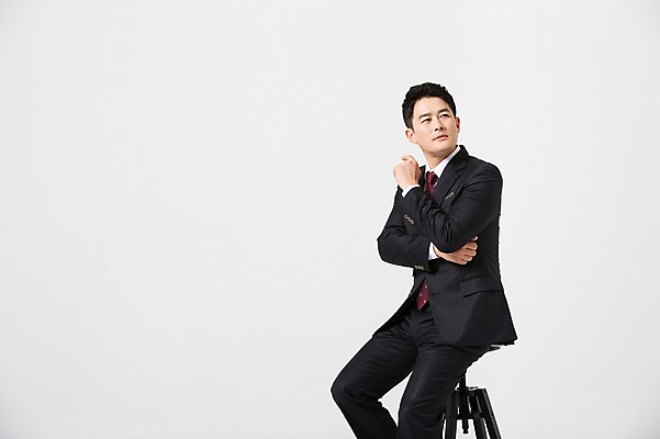 포토 JPG 스튜디오촬영 라이프스타일 응시 남자 40대 의자 비즈니스 모션 중년라이프 실내 한명 사람 앉기 정장 손짓 상반신 성인 옆모습 한국인 비즈니스맨 고민 중년남자한명만 국내포토 1 시선 옷 감정 뷰포인트 중년 가구 동양인 내부 생활 직장인 남자한명만 중년남자만 파일형식