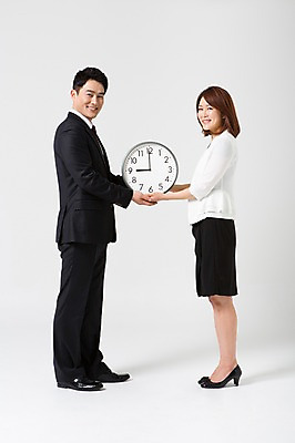 포토 JPG 스튜디오촬영 전신 라이프스타일 부부 여자 남자 시계 40대 중년 비즈니스 모션 중년라이프 실내 서기 미소 들기 사람 동양인 정장 성인 두명 옆모습 손잡기 한국인 비즈니스맨 비즈니스우먼 동료 중년부부 9시 맞벌이 중년만 성인만 국내포토 커플 옷 뷰포인트 관계 표정 인종 내부 생활 시간 직장인 파일형식