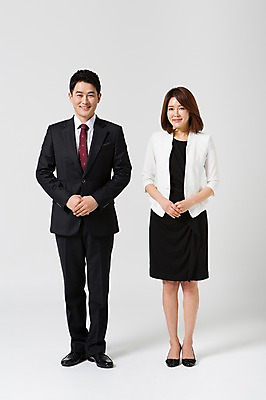 포토 JPG 스튜디오촬영 전신 라이프스타일 부부 여자 남자 40대 중년 비즈니스 모션 중년라이프 실내 서기 미소 사람 동양인 정장 손짓 성인 두명 앞모습 한국인 비즈니스맨 비즈니스우먼 동료 손모으기 중년부부 맞벌이 중년만 성인만 국내포토 커플 옷 뷰포인트 관계 표정 인종 내부 생활 직장인 파일형식