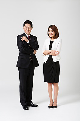 포토 JPG 스튜디오촬영 전신 라이프스타일 부부 여자 남자 40대 중년 비즈니스 모션 중년라이프 실내 서기 미소 사람 동양인 정장 손짓 성인 두명 앞모습 한국인 비즈니스맨 비즈니스우먼 동료 중년부부 맞벌이 중년만 성인만 국내포토 커플 옷 뷰포인트 관계 표정 인종 내부 생활 직장인 파일형식