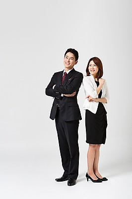 포토 JPG 스튜디오촬영 전신 라이프스타일 부부 응시 여자 남자 40대 중년 비즈니스 모션 중년라이프 실내 서기 사람 동양인 정장 성인 두명 팔짱 한국인 비즈니스맨 비즈니스우먼 동료 중년부부 맞벌이 중년만 성인만 국내포토 커플 시선 옷 관계 인종 내부 생활 직장인 파일형식