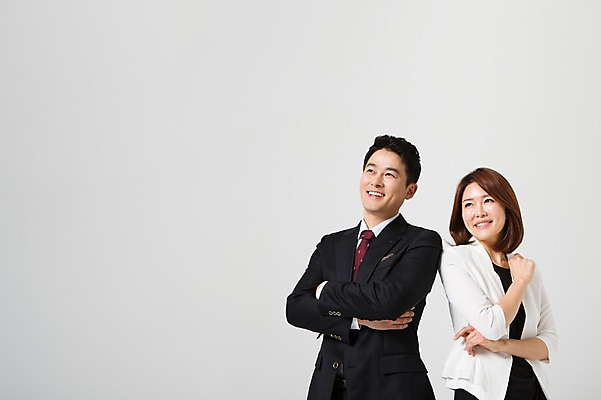 포토 JPG 스튜디오촬영 라이프스타일 부부 응시 여자 남자 40대 중년 비즈니스 모션 중년라이프 실내 서기 사람 동양인 정장 상반신 성인 두명 앞모습 팔짱 한국인 비즈니스맨 비즈니스우먼 동료 중년부부 맞벌이 중년만 성인만 국내포토 커플 시선 옷 뷰포인트 관계 인종 내부 생활 직장인 파일형식