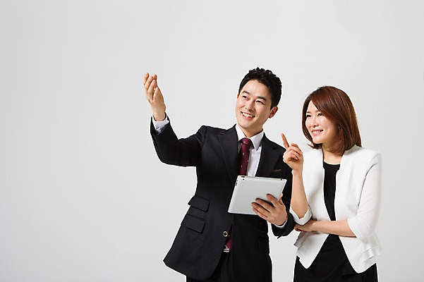 포토 JPG 스튜디오촬영 부부 여자 남자 40대 중년 비즈니스 모션 중년라이프 실내 서기 미소 들기 사람 동양인 정장 손짓 상반신 성인 두명 앞모습 태블릿 한국인 가리킴 웹서핑 비즈니스맨 비즈니스우먼 동료 중년부부 맞벌이 중년만 성인만 국내포토 라이프스타일 커플 옷 뷰포인트 관계 표정 인종 내부 전자제품 스마트기기 직장인 파일형식