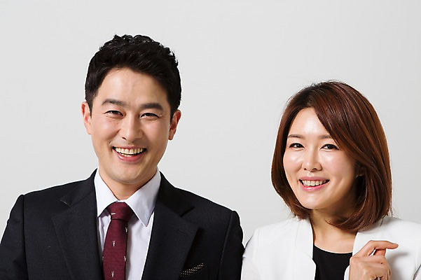 포토 JPG 스튜디오촬영 라이프스타일 부부 여자 남자 40대 중년 비즈니스 모션 중년라이프 실내 서기 미소 사람 동양인 정장 손짓 상반신 성인 두명 앞모습 한국인 비즈니스맨 비즈니스우먼 동료 중년부부 맞벌이 중년만 성인만 국내포토 커플 옷 뷰포인트 관계 표정 인종 내부 생활 직장인 파일형식